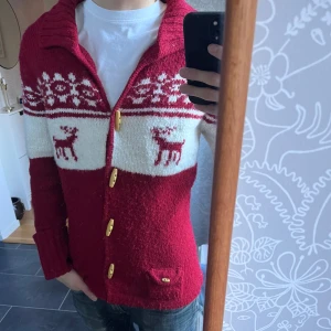 Unik kofta från Abercrombie - Riktigt fet och sällsynt stickad kofta från Abercrombie & Fitch. Den har någon lös tråd men annars i väldigt bra skick. Tveka inte på att fråga!