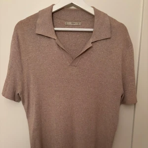 Piké Mango - Tja! Säljer denna Piké från mango i strl S, snygg beige färg, fint stickad. Hör av vid frågor