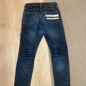 Momotaro Japanese Selvedge - Säljer nu tyvärr dessa otroliga jeans från Momotaro då de tyvärr är för små :/ Ett mycket fint och unikt par jeans med massor av detaljer. Passar en W30 bäst, men kan även funka för en 29:a. Längden passar på mig som har 34 (innerben 90cm)  Dom är proffesionellt lagade i skrevet, vilket syns på sista bilden, och det märks inte av något alls när man har på sig dom.  Har du frågor eller bud är det bara att höra av dig :)