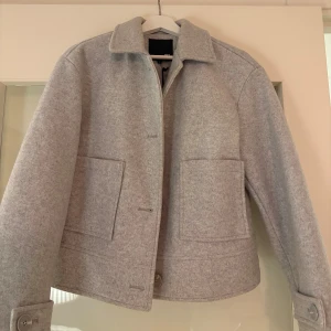 Ljusgrå jacka - Säljer min oanvända ljusgrå korta kappa från lager 157 då den inte kommer till användning. Storlek S. Köpt för 400 säljer för 200