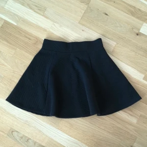 Svart minikjol - Svart minikjol i väldigt fint skick