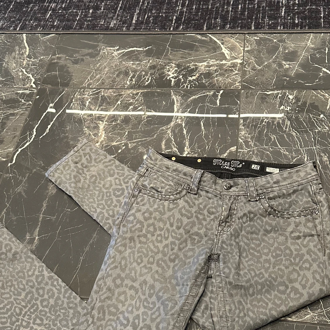 Grå leopardmönstrade Miss Me cargo - 3