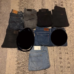 Mix av jeans från Nudie, Replay & T/J - Säljer ett gäng snygga jeans i olika tvättar och färger från märken som Nudie, Replay och T/J. Här finns allt från svarta och gråa till klassiskt blå och ljusblå jeans. Perfekt för dig som vill ha flera stilar och passformer i garderoben.pris kan diskuteras vid snabb affär 