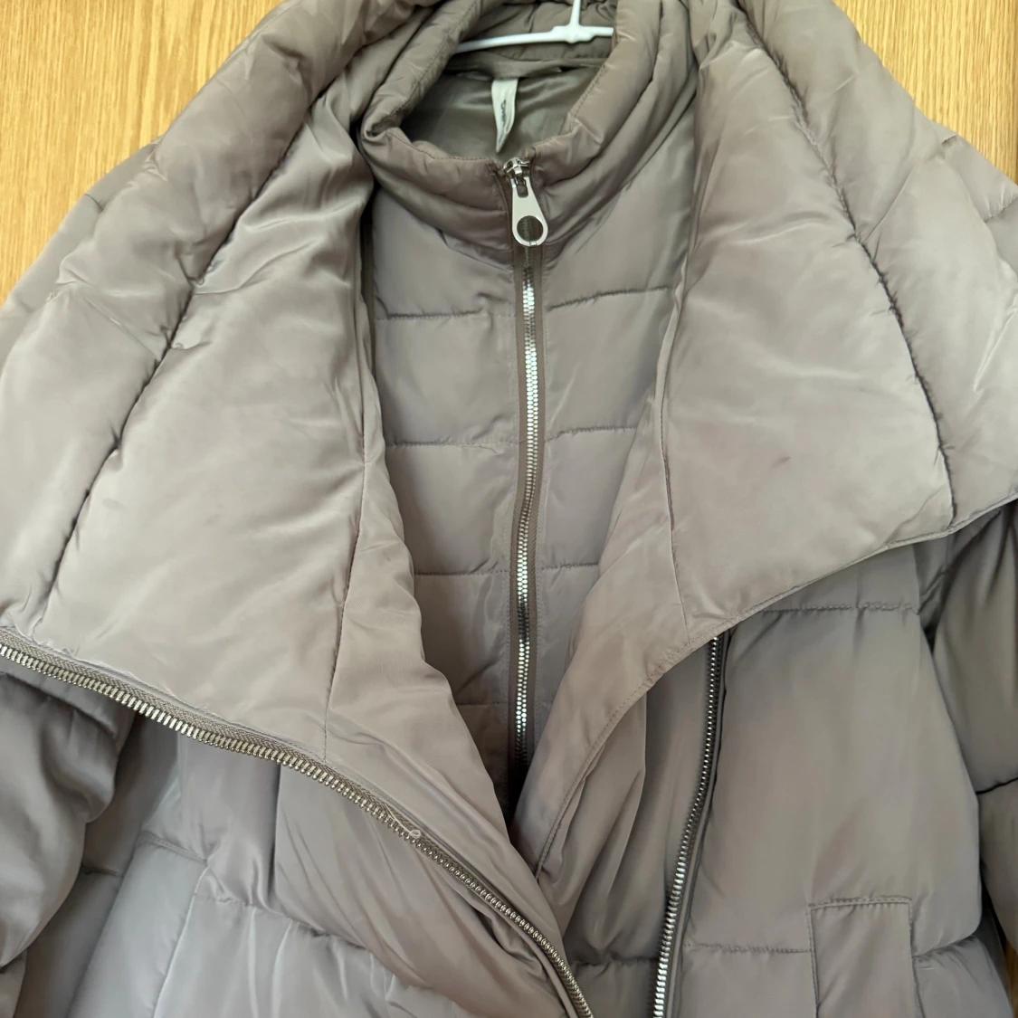 Beige lång pufferjacka med krage - 2