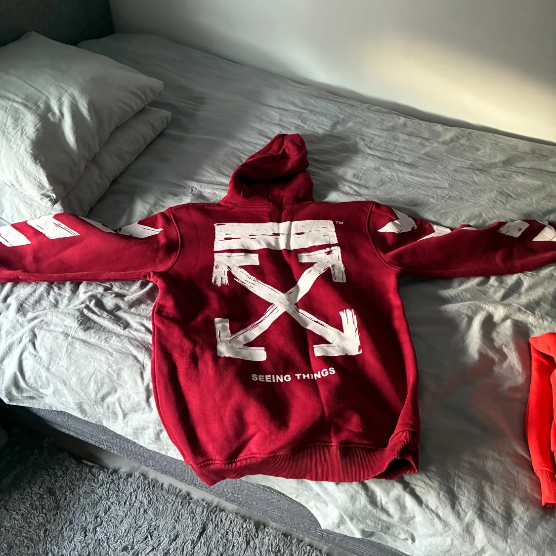 Röd Off-White hoodie med tryck