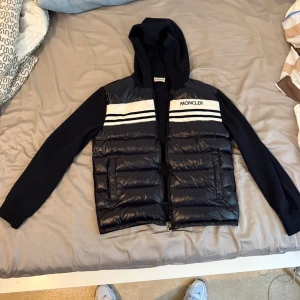 Moncler cardigan  - Blå moncler cardigan i storlek S. Kvitto finns och pris kan diskuteras 