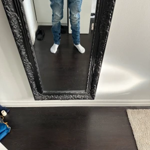Crocker Jeans - Säljer ett par as feta crocker jeans, tyvärr är dem lite för långa för mig så jag säljer dem istället, är 160 cm! Materialet är robust denim och modellen sitter tight längs benen. Storleken är 28/32