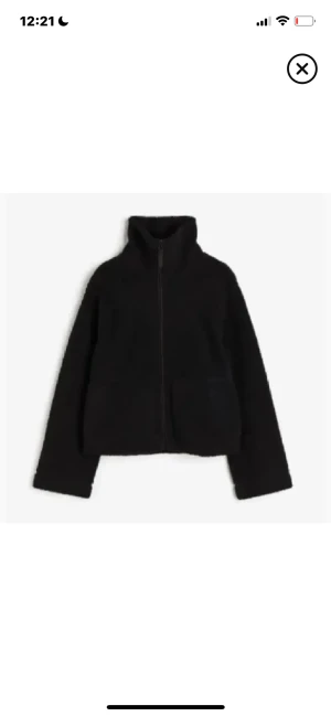 Svart teddyjacka med dragkedja - Mjuk och mysig svart teddyjacka med hög krage och hel dragkedja framtill. Köpte jackan här på Plick för 1 år sen. Inga defekter, skriv för fler bilder❤️