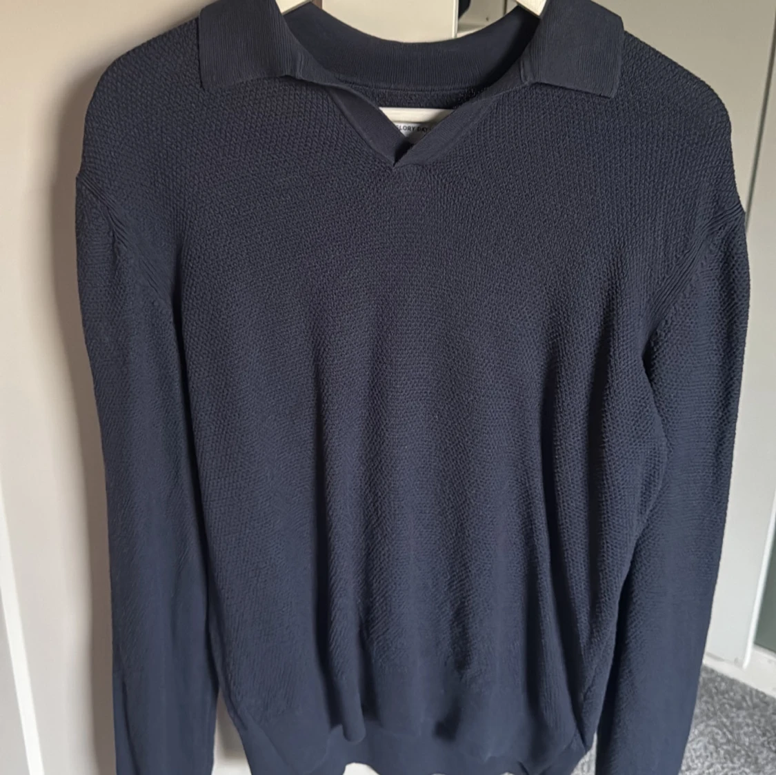 Mörkblå stickad pikétröja These Glory Days