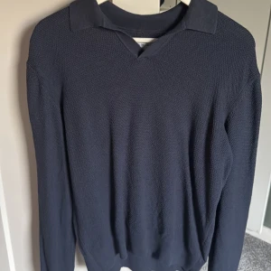 Mörkblå stickad pikétröja These Glory Days - Snygg mörkblå stickad pikétröja från These Glory Days i storlek medium. Superbra skick, säljer endast för jag ej använder längre🔥