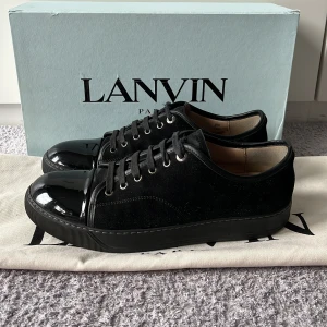 Svarta Lanvins  - Helsvarta Lanvins i bra skick, storlek 7 UK/40,5 EU men är stora i storleken. Kartong och dustbag medföljer. Pris kan diskuteras! 