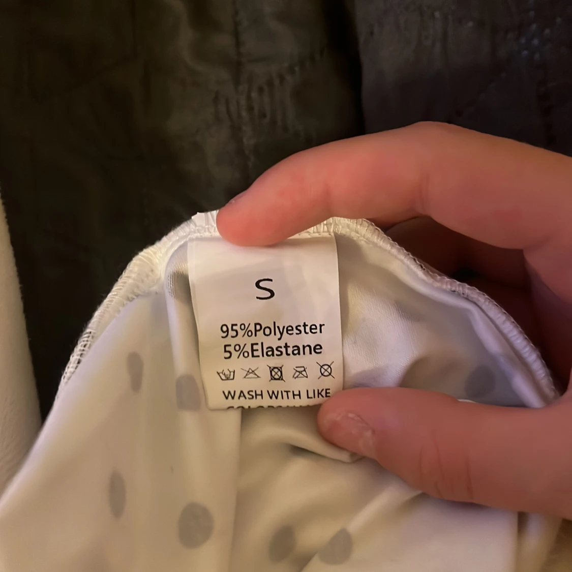 Vit prickig croppad linnetopp - 1