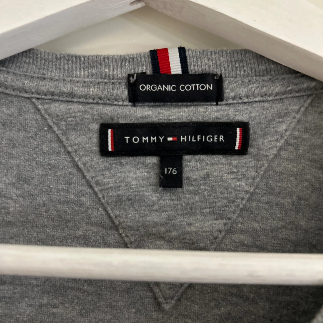 Grå t-shirt Tommy Hilfiger - 1