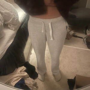 Grå mjukisbyxor med snörning XS - Säljer ett par ljusgrå mjukisbyxor från russemurch i storlek xs dom ser helt nya ut 