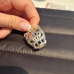 Silver hänge  - Säljer ett Jaguar silver hängen i äkta silver 925. Skriv vid intresse endast seriösa köpare! 