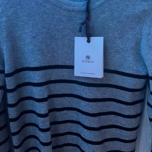 Tröja - ny utan prislapp - Mjukt, mysigt tyg Avslappnad, bekväm passform Rund halsringning med subtila sömmar Långa ärmar för full täckning Horisontella stickade mönsterdetaljer