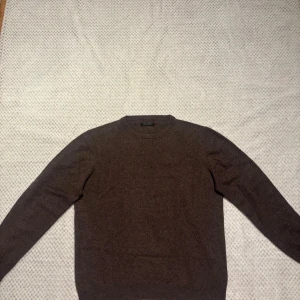 Kashmirtröja  - Mjuk och lyxig brun tröja i 100% kashmir med rund hals och långa ärmar. Enkel och stilren design utan mönster eller detaljer, perfekt för dig som gillar klassiska vibes.                      Skräddarsydd Kashmir tröja Fått den av pappa då han blivit för rund för att ha den längre. Tyvärr är den för stor för mig så jag säljer den därav. Tröjan är 100% kashmir köpt och skräddarsydd i Italien så av finaste möjliga kvalitet.