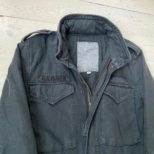 Vintage Ralph Lauren field jacka - Sjukt fet vintage field / militär jacka från Ralph Lauren i fint skick 🙌 Jackan är i storlek S men passar nog bättre på någon som brukar ha M, skriv vid minsta lilla fråga eller fundering! ✌️ 