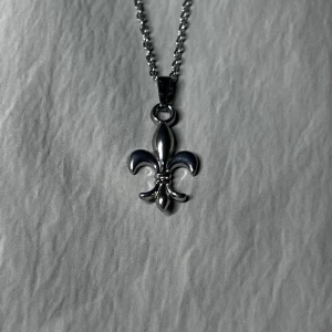 Minimalist Silver Fleur De Lis - 50 cm. Rostfritt