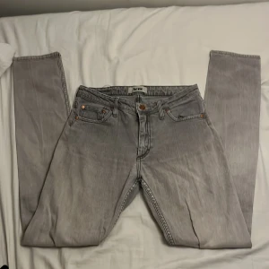 Acne jeans 29/32 - Tja säljer ett par feta acne jeans! - skick 8,5/10 - fråga? Fråga på bara!!👊🏼