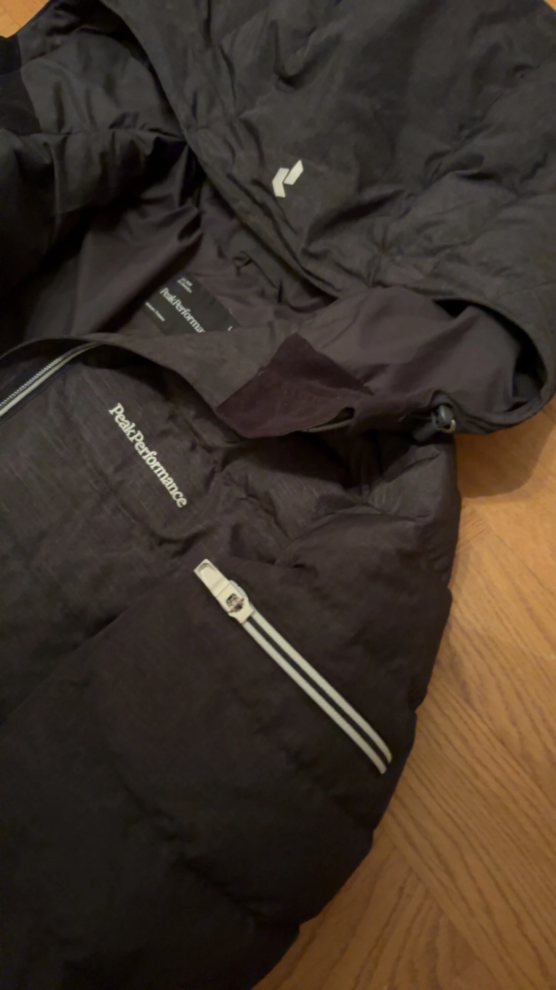 Svart Peak Performance  - 1