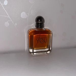 Stronger with you - Stronger With You är en varm och modern doft med inslag av kardemumma, vanilj och kastanj som skapar en sensuell och självsäker känsla. Passar perfekt till den kalla perioden vi befinner oss i. 