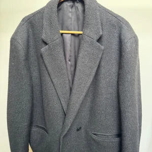 Grå kappa/kavaj från Zara - Säljer denna gråa kappan/kavajen från Zara. Super fin och i bra skick!🙌🏼 