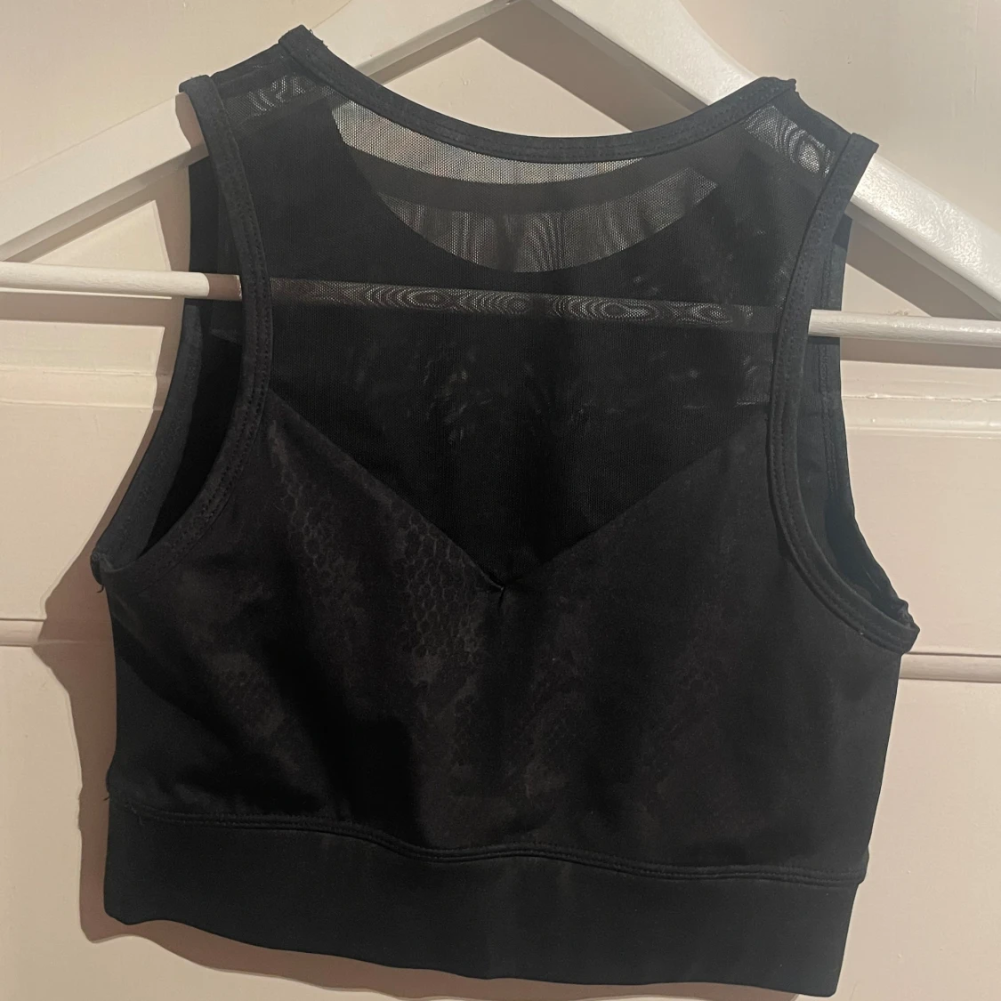 Svart croppad linnetopp från Stronger - 2