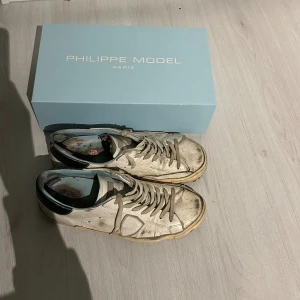 Philippe model - Jätte slitna Philippe model prsx i storlek 44. Hål vid vänster stortå, och även på båda hälarna. Skorna är köpta från Philippe models hemsida för ca 3200 kr.