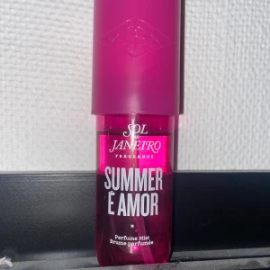 Sol de Janeiro Summer É Amor Mist - Perfume mist med energiska noter av apelsinblomma, krämig mandel och solkyssta träslag. Volym: 90 ml. Tillverkad i USA. Perfekt för dig som vill ha en fräsch och unik doft till sommaren.