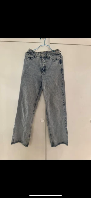 Raka jeans / mom jeans - Jeans från shein använda 1 gång. Sitter på jätte fint. Storlek S. Alla fickor funkar