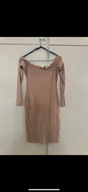 klänning offshoulder - Ribbad off shoulder klänning kommer till knäna ungefär. från missguided. Passar xs-m beroende på hur du vill den ska sitta 