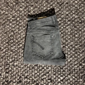 Dondup George Jeans - Dondup George Jeans i storlek 34. Skick är 9.5/10 (som nya). Pris kan diskuteras vid snabb affär