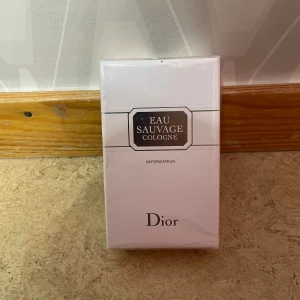 Eau Sauvage Cologne från Dior - Eau Sauvage Cologne från Dior kommer i en stilren förpackning och är en naturlig spray. Perfekt för dig som vill ha en klassisk cologne från ett ikoniskt märke. Passar dig som gillar exklusiva och tidlösa produkter.