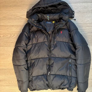 Ralph Lauren - Puffer Jacka - Säljer denna snygga o stilrena puffer jacka ifrån Ralph Lauren, då den inte kommer till användning, eftersom jag har köpt en annan. Den är i väldigt bra skick och i storlek M. 