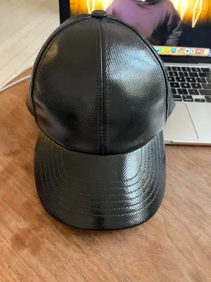 Acne keps - Acne keps med justerbart spänne. 