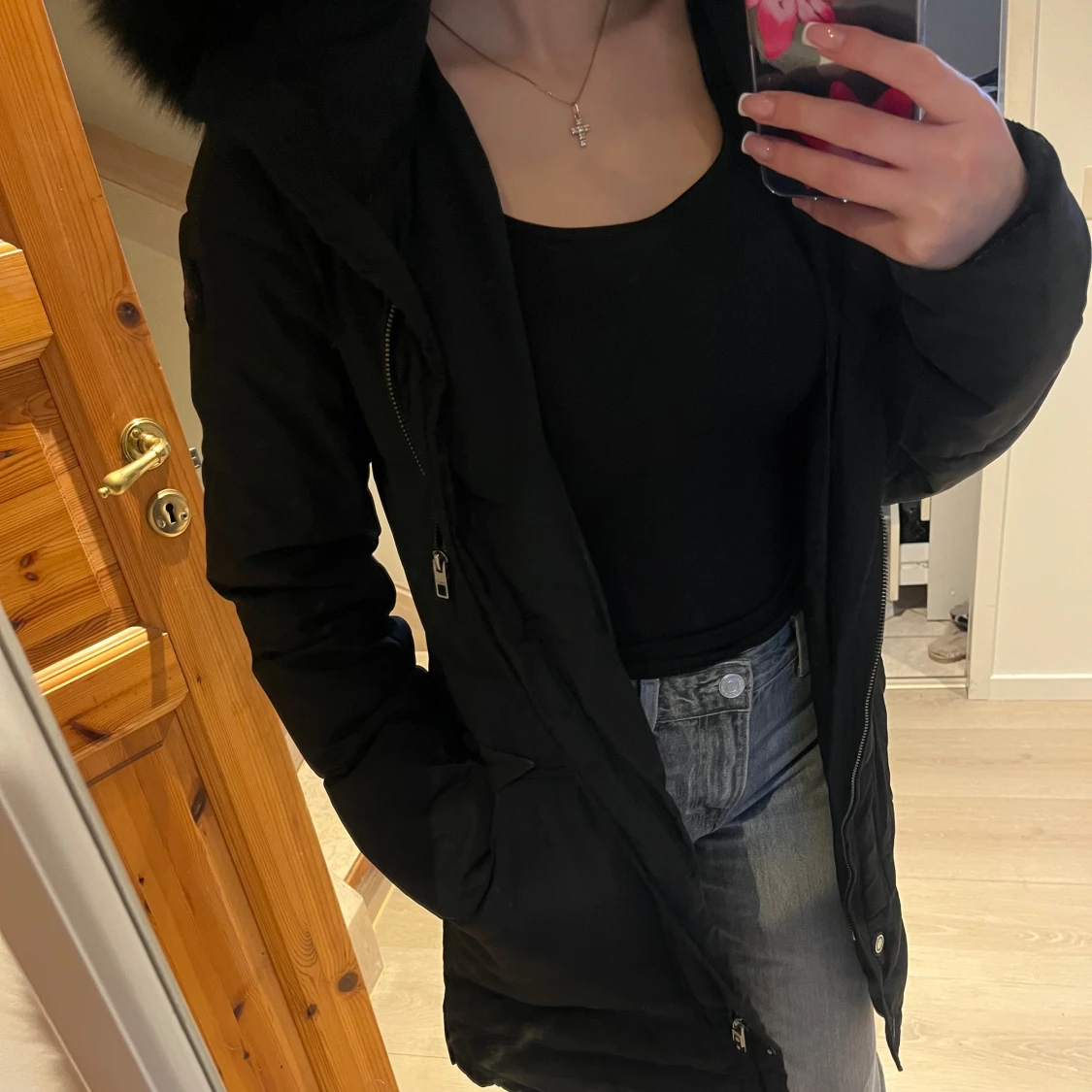 Svart pufferjacka från ONLY med huva