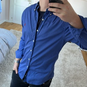 Ralph Lauren skjorta slim fit  - Ralph Lauren | Mycket bra skick | Size - M | Nypris 1600 mitt pris 499 | Hör av dig vid minsta fråga eller fundering📩