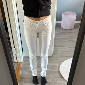 Jeans - Vita jeans från KappAhl i strl 170. Använda några få gånger. Köparen står för eventuell frakt. 