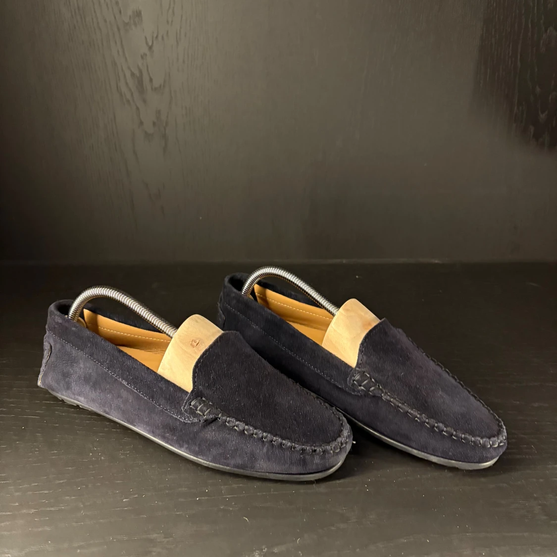 Mörkblå mocka loafers seglarskor