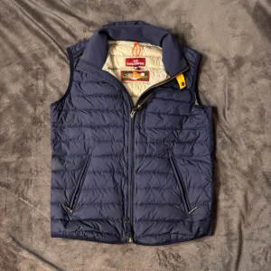 Parajumpers väst - Säljer nu denna parajunpers väst då jag tappat intresse. Den är fortfarande i strålande skick med hur mycket som helst kvar att ge. Den var inköpt förra året och endast använts i ett fåtal månader.  Priset inte hugget i sten så skicka prisförslag! Och så är det bara att höra av sig vid minsta fundering.