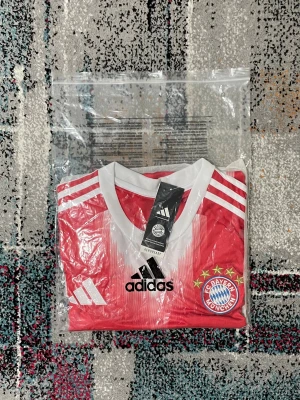 Bayern 25/26 Tröja - Säljer denna riktigt snygga tröjan för ett riktigt bra pris! Skriv till om ni är intresserade eller har några funderingar kring tröjan