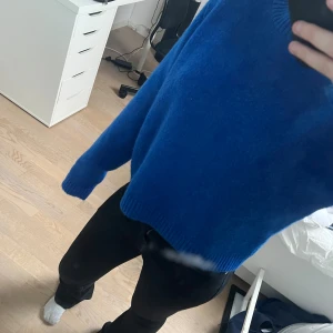 Blå mysig stickad tröja💙 - Jätte mysig och snygg stickad blå tröja i navy blue färg💙
