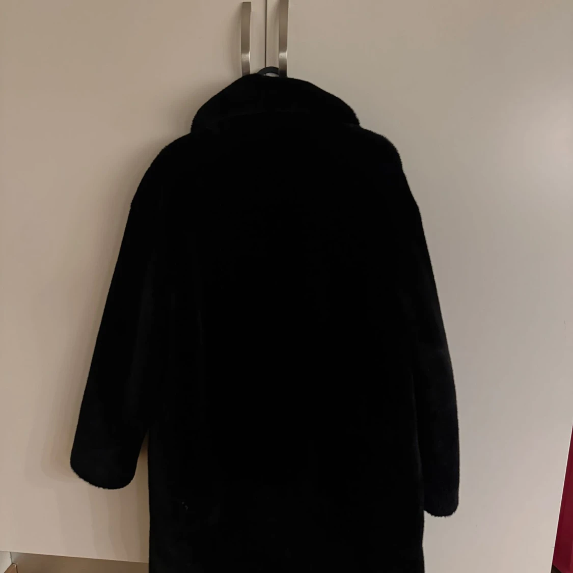 Svart pälsjacka från Stand Studio - 4