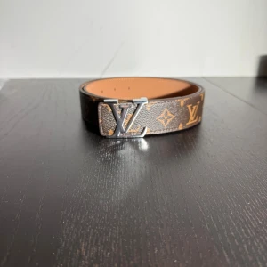 Monogram bälte  - Helt nytt monogram bälte i brunt med silvrig logga 