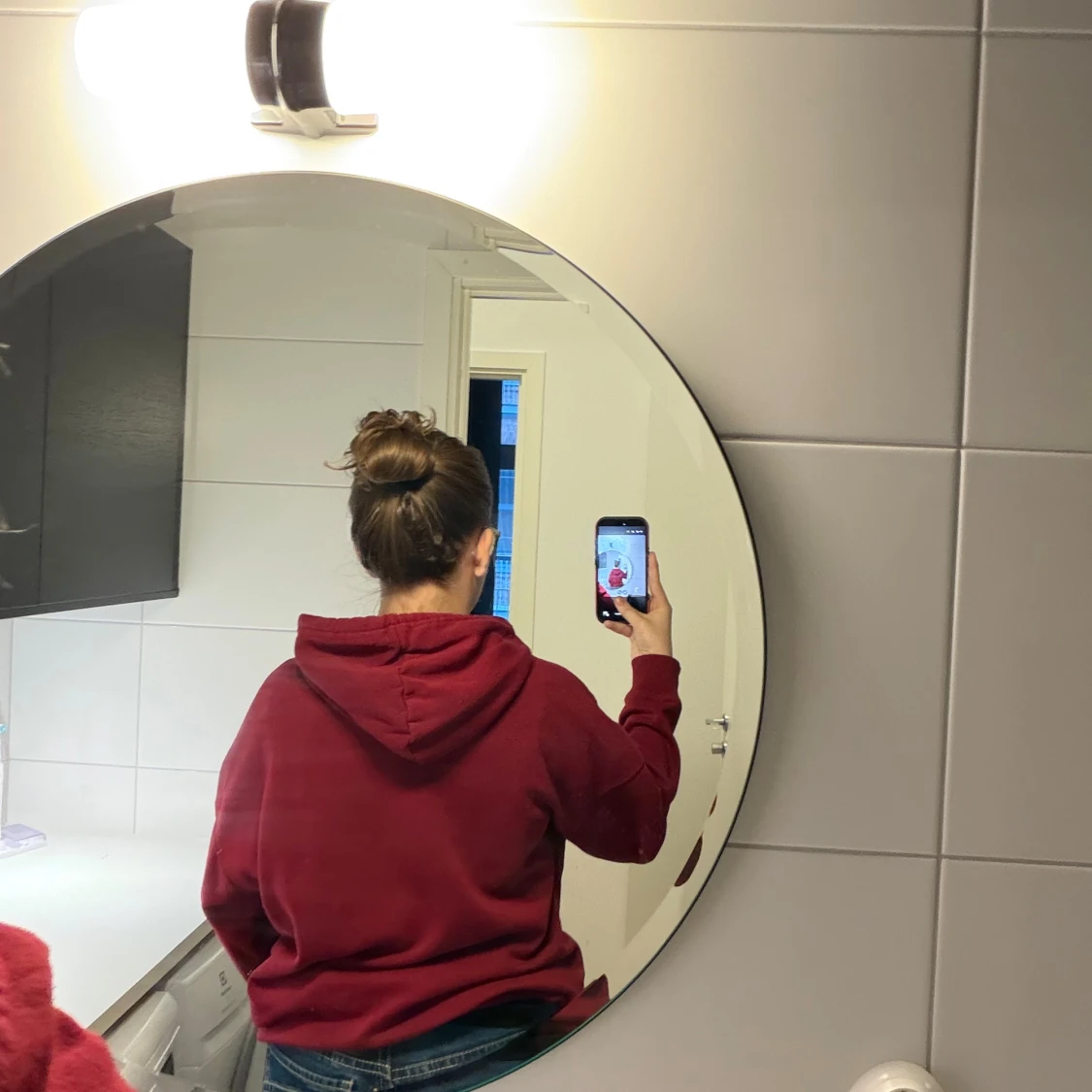 Mörkröd hoodie med huva och ficka - 1