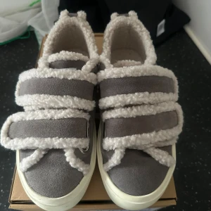 Grå shearling sneakers från Inuikii - Helt nya Inuikii sneakers! Priset kan diskuteras vid en snabb affär. Bara att skriva om man vill ha fler bilder eller mått. 