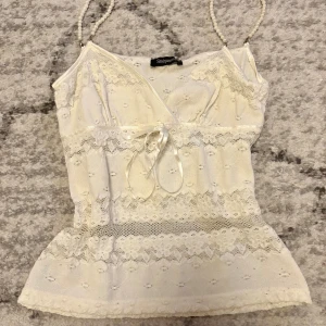Vintage topp - Vintage spetslinne med många fina detaljer, aldrig använd och prislapp sitter kvar, det står ingen storlek men jag skulle uppskatta S. 