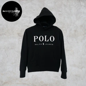 Polo Ralph Lauren hoodie - Svart Polo Ralph Lauren hoodie i storlek M med klassisk logotyp på bröstet. Basmodell i hög kvalitet med mjuk bomullsblandning. Det som gör just denna hoodie unik är det eleganta typsnittet på logotypen (ITC Fenice Std). Skicket är ca 7/10 – använd och tvättad men fortfarande fint utan defekter eller missfärgningar. Hör av dig för mått!                                                                        ~ Nypris cirka 1 500‑2 300 kr | Vårt pris 795 kr. Alla följare får rabatt – så följ!
