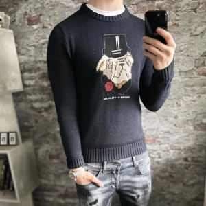 Unik Morris tröja - Mycket fint skick, inga defekter. Storlek S passar dig som är mellan 175-185cm ungefär. Nypris ca 2000kr. Modellen är 185 cm, 79 kg. Passar bra nu till vintern. Skriv för mer information!🤝